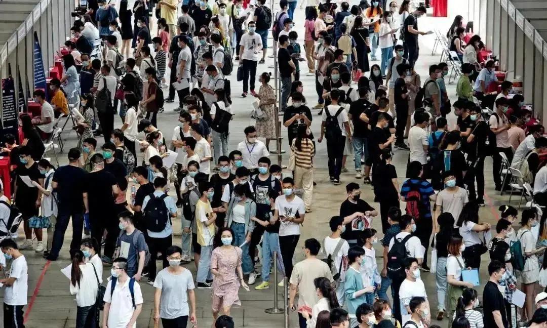 基层岗位缩招背后：就业选择的保守化趋势社区工作者、三支一扶等基层服务岗位持续缩招