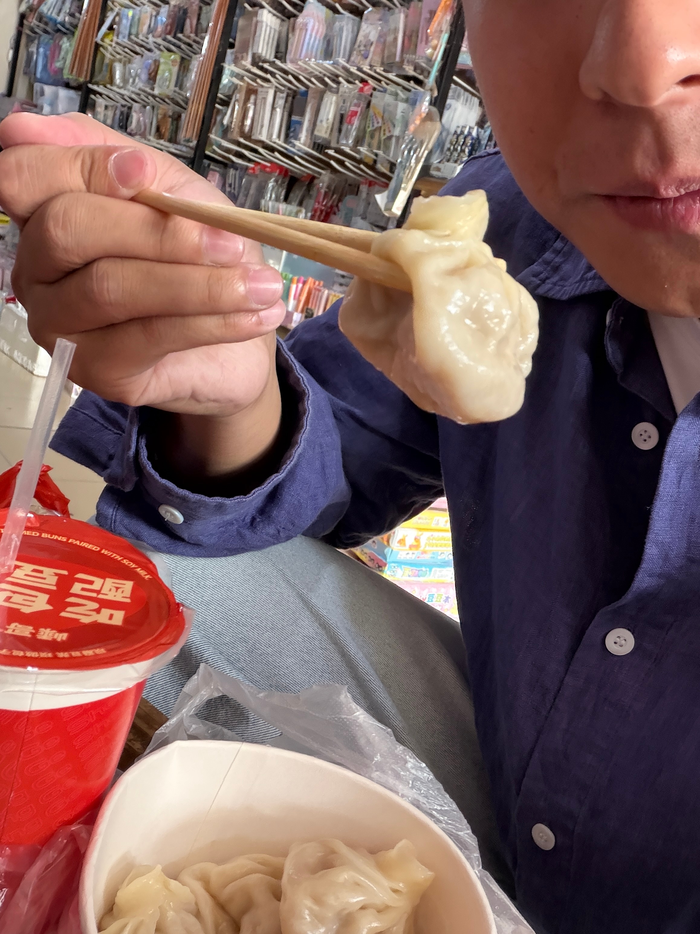见过馋狗馋猫你们见过馋鸡吗……一吃东西就凑过来 ​​​