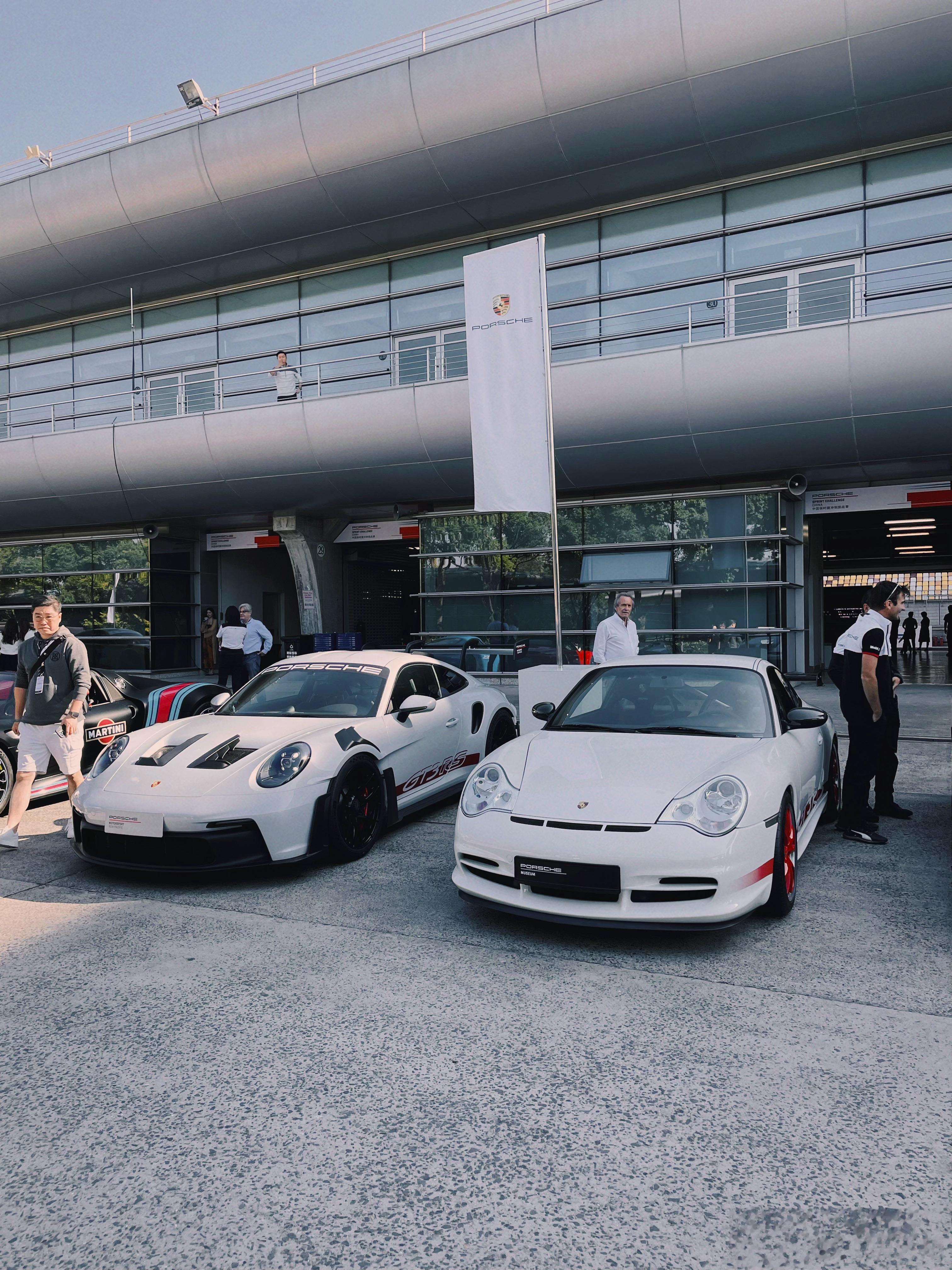 我很喜欢图1，992GT3RS和996GT3RS并排，白红配色，同为RS但相差2