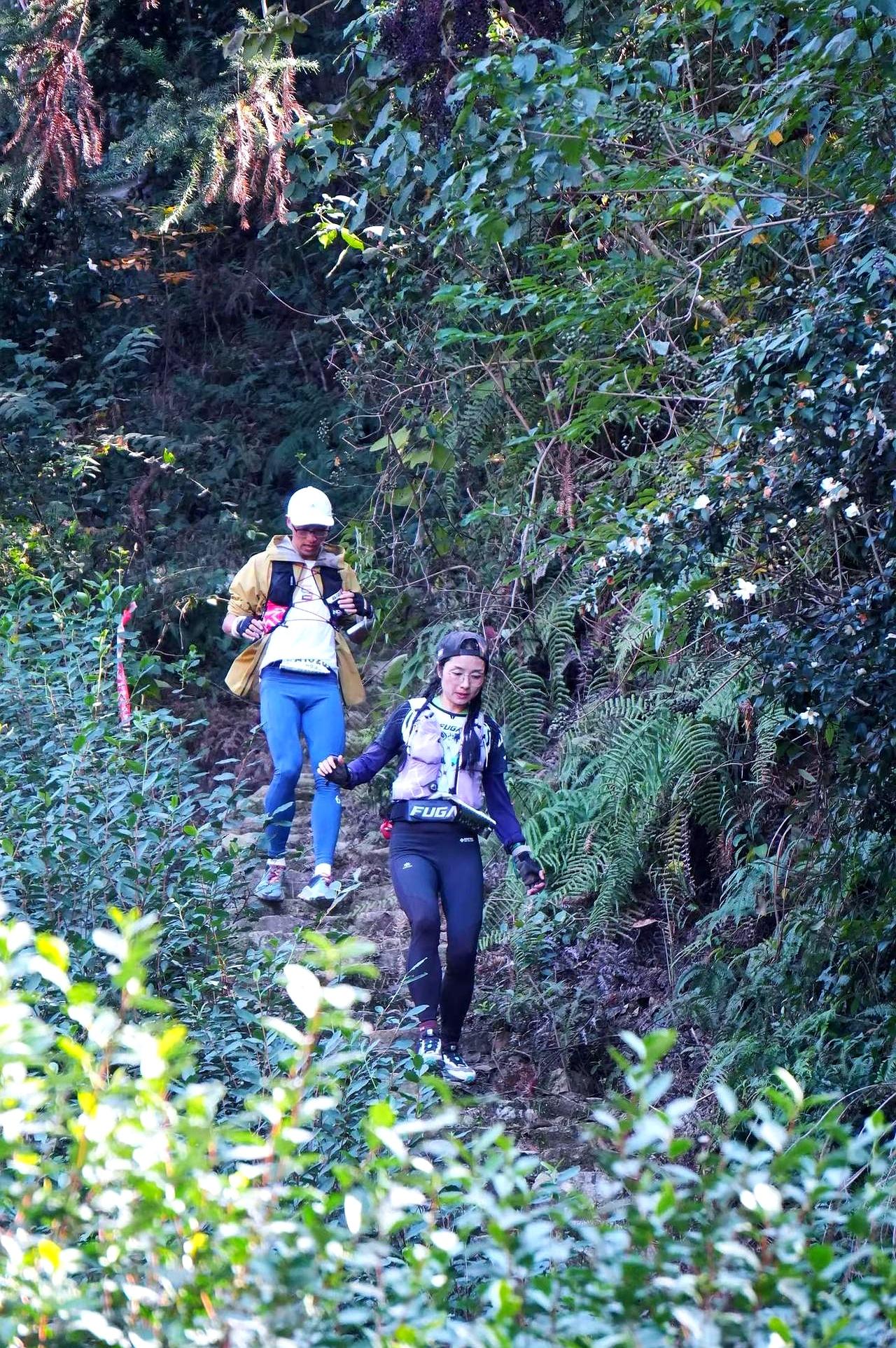 莲都100这回可是神仙打架！
 

姚妙和向付召这两位越野圈顶流居然正面硬刚，才