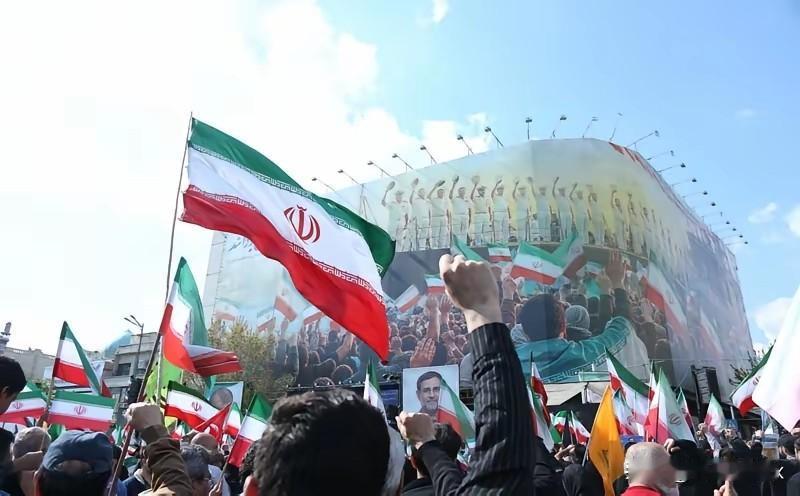 硬扛了一个多月的狂轰滥炸，德黑兰的高层才猛然惊醒出一身冷汗。

真正能让他们亡国