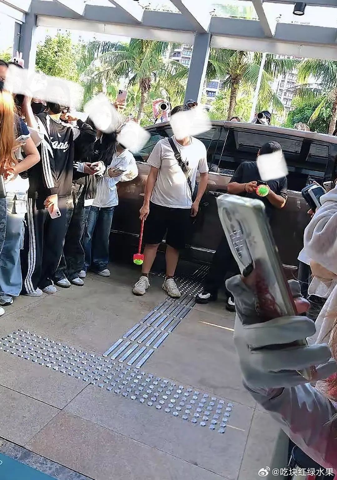 楼的工作人员是懂反抗的 拿马桶刷抵制私生 左奇函 脸色王橹杰换头像 严浩翔