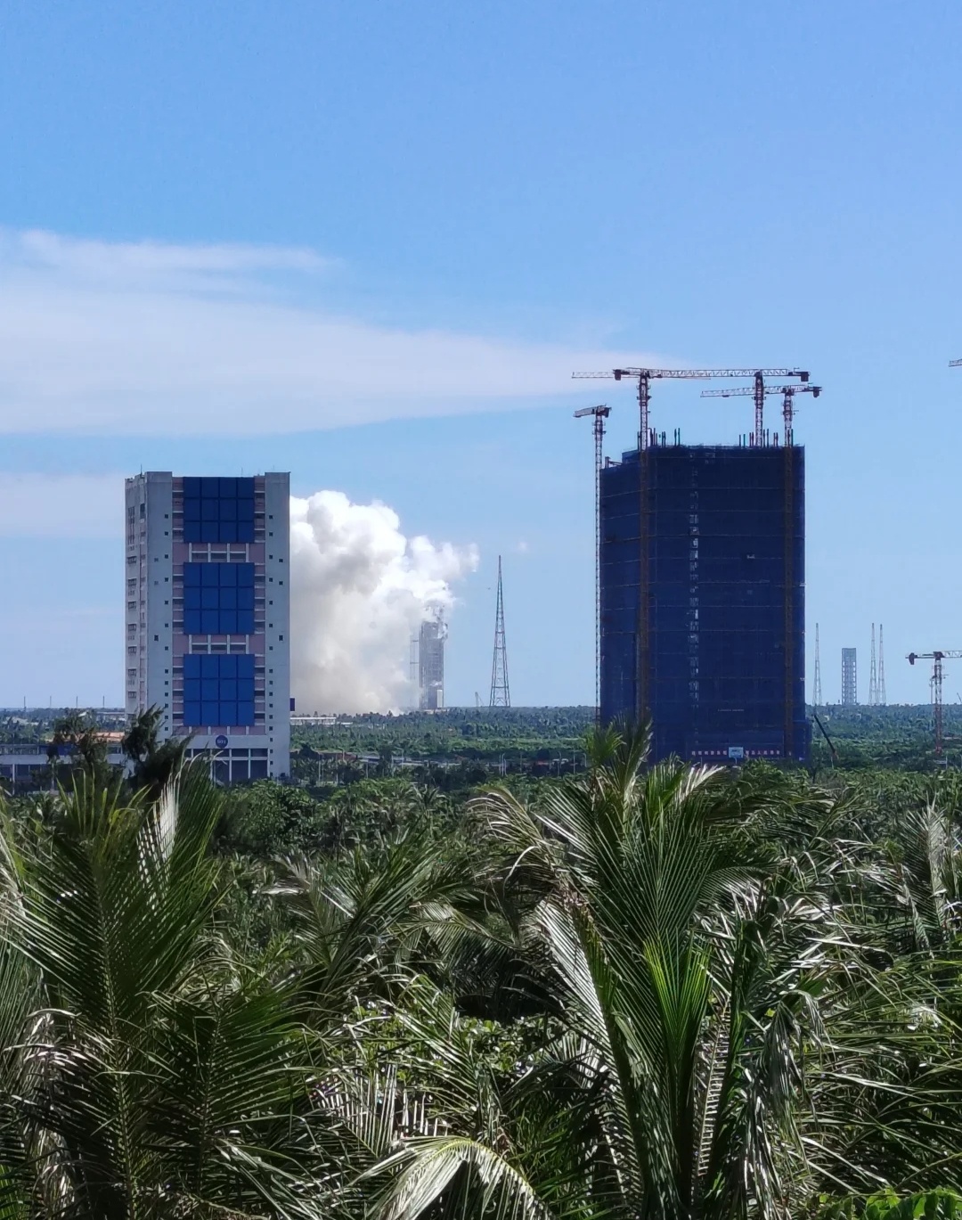 中国载人登月正在建设中的长征十号系列火箭垂直总装测试厂房，高度看来起来差不多超过