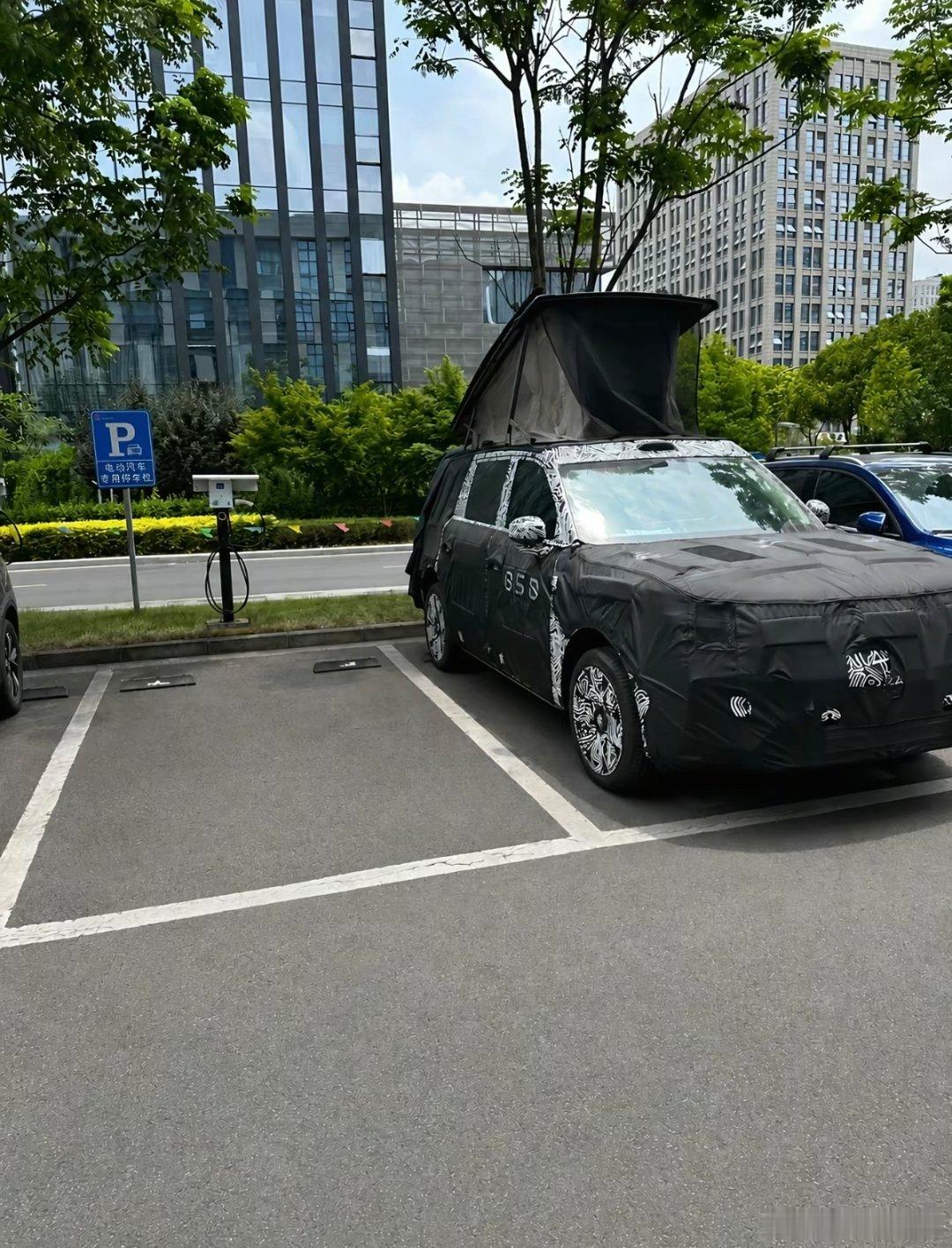 又有网友曝光了小米新车“Yu9”露营版本内部原理原厂配件无需改装，升顶后，空间更