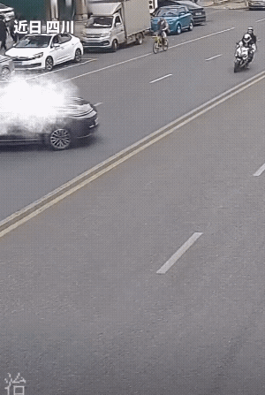 这辆灰色的车，逆行加压双线，才导致的摩托车躲避过去对面马路被撞！[祈祷]
