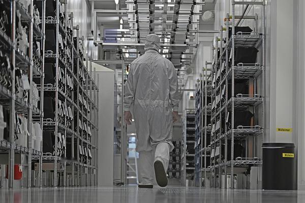 欧洲急需安世芯片，荷兰向中国认怂了

在荷兰强制接管中资企业安世半导体一个多月之