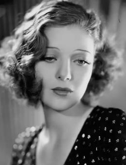 1935年，22岁的女演员洛丽塔·杨在拍摄电影时，与已婚的克拉克·盖博发生了关系