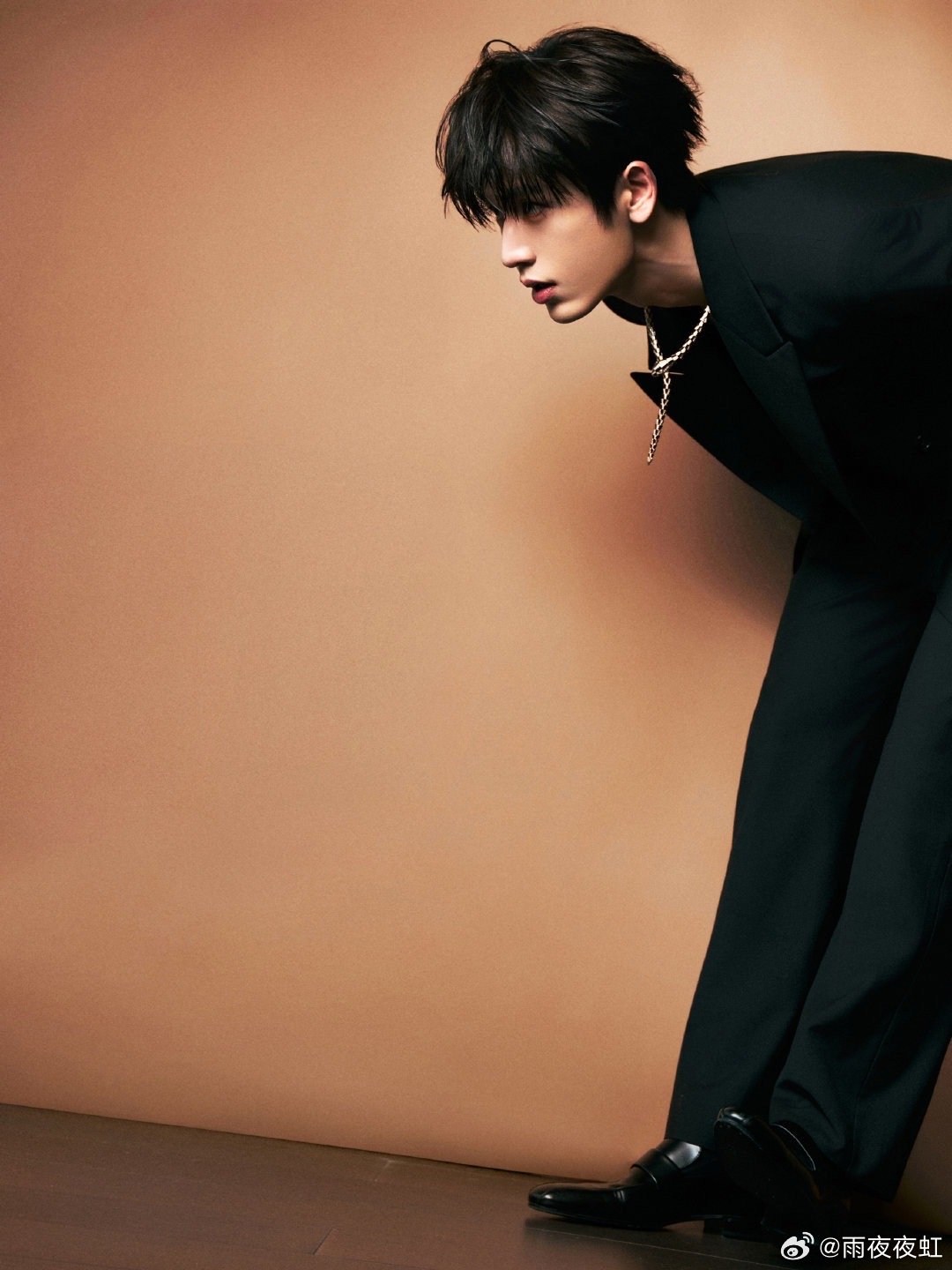 张凌赫蛇蝎美男 清冷贵公子突然切换蛇蝎模式，黑丝绒的光泽配冷白皮，又美又野，谢危