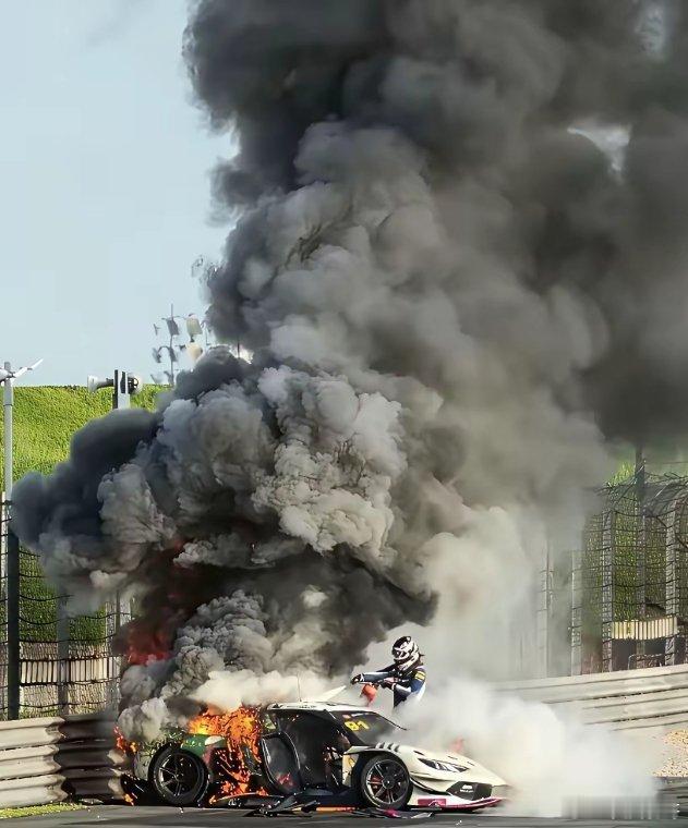 丢脸丢大了，上海CHINA GT跑车赛事突发事故车辆起火车手被困，赛事方后勤救援