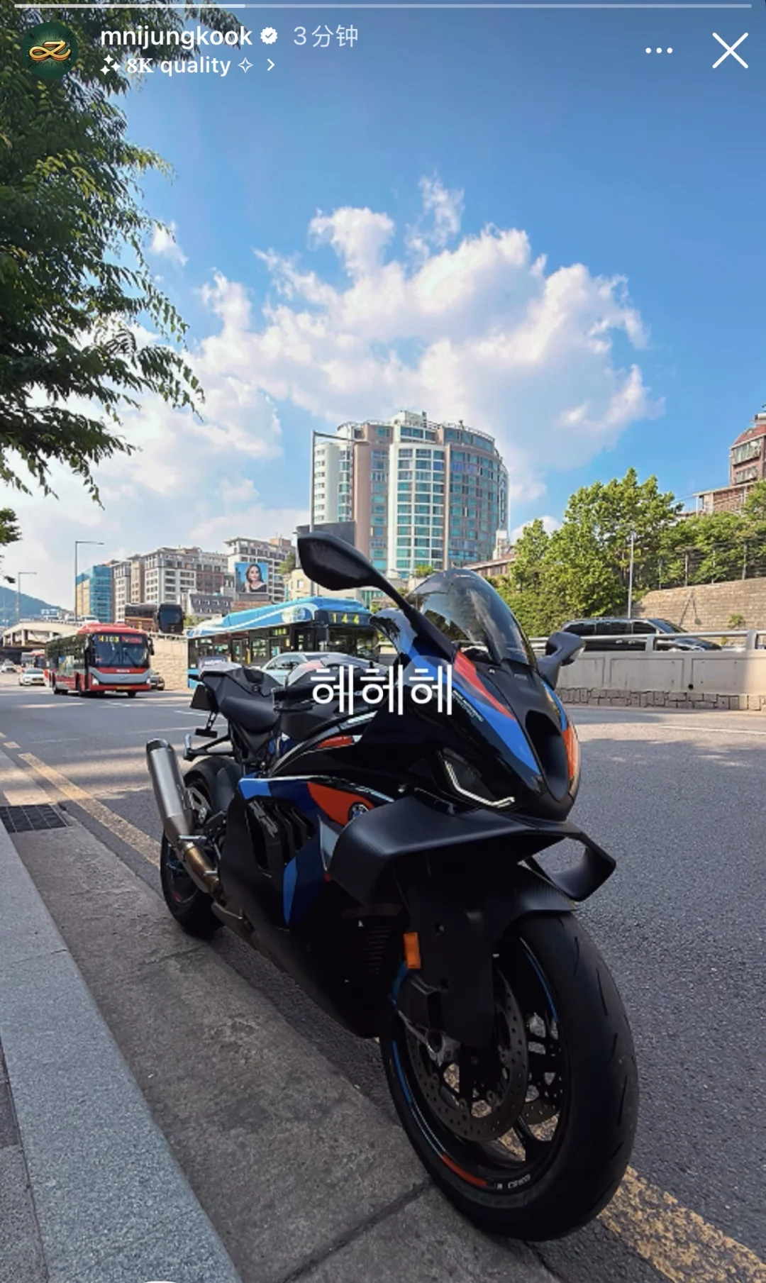 柾国终于出来炫耀自己的机车了哈哈哈
