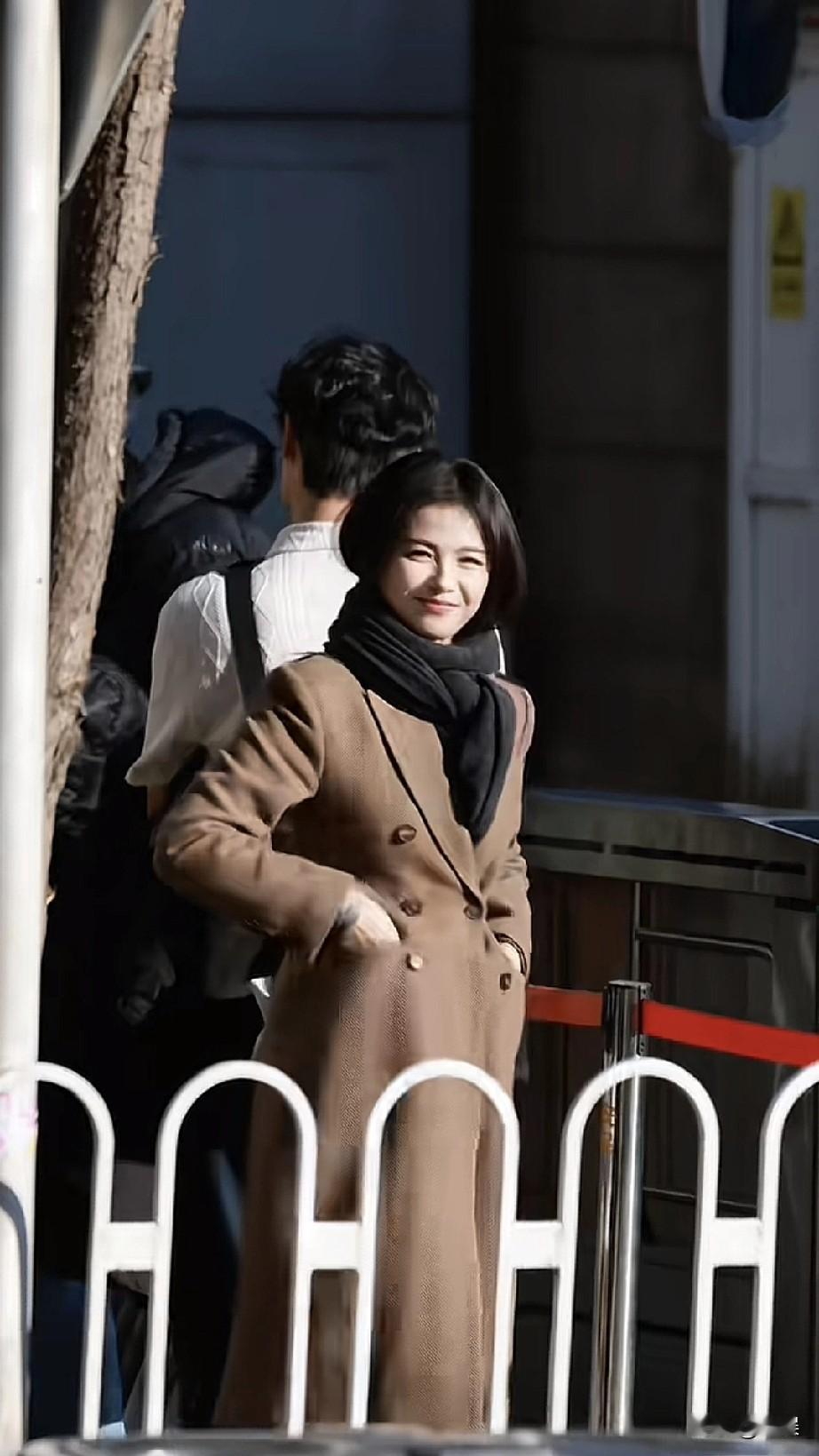 刘涛穿大衣在户外。