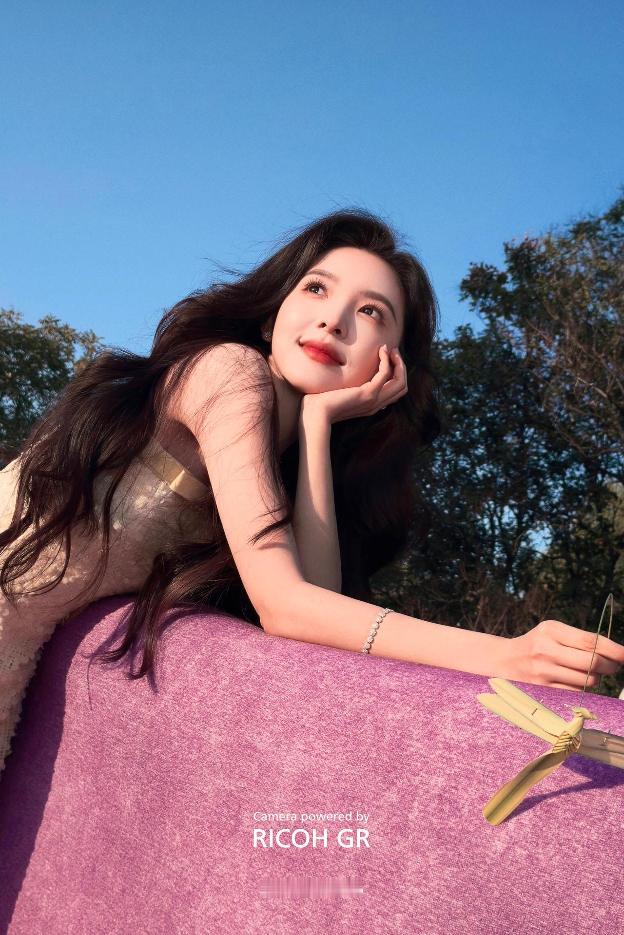 真我GT8 Pro 理光GR模式下拍的我女朋友章若楠。

美不美？ ​​​