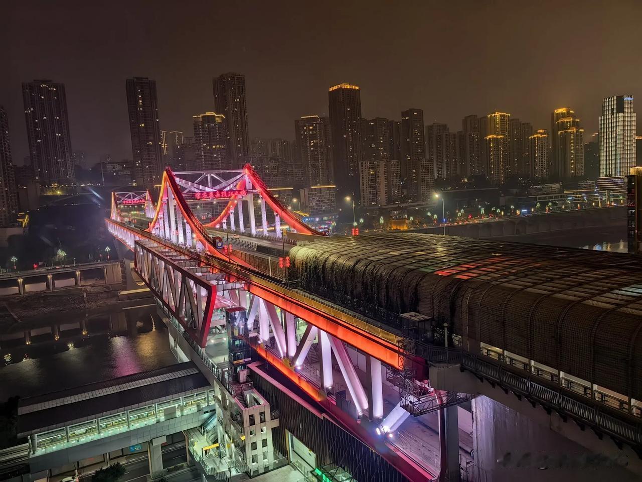 曾家岩大桥夜景。重庆的夜景并非只有解放碑、洪崖洞和江北嘴，中山四路这边的曾家岩公