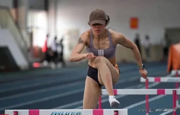 吴艳妮的美是很有力量感的美、是自信张扬的美，精神内核就是不惧世俗眼光，一心走自己