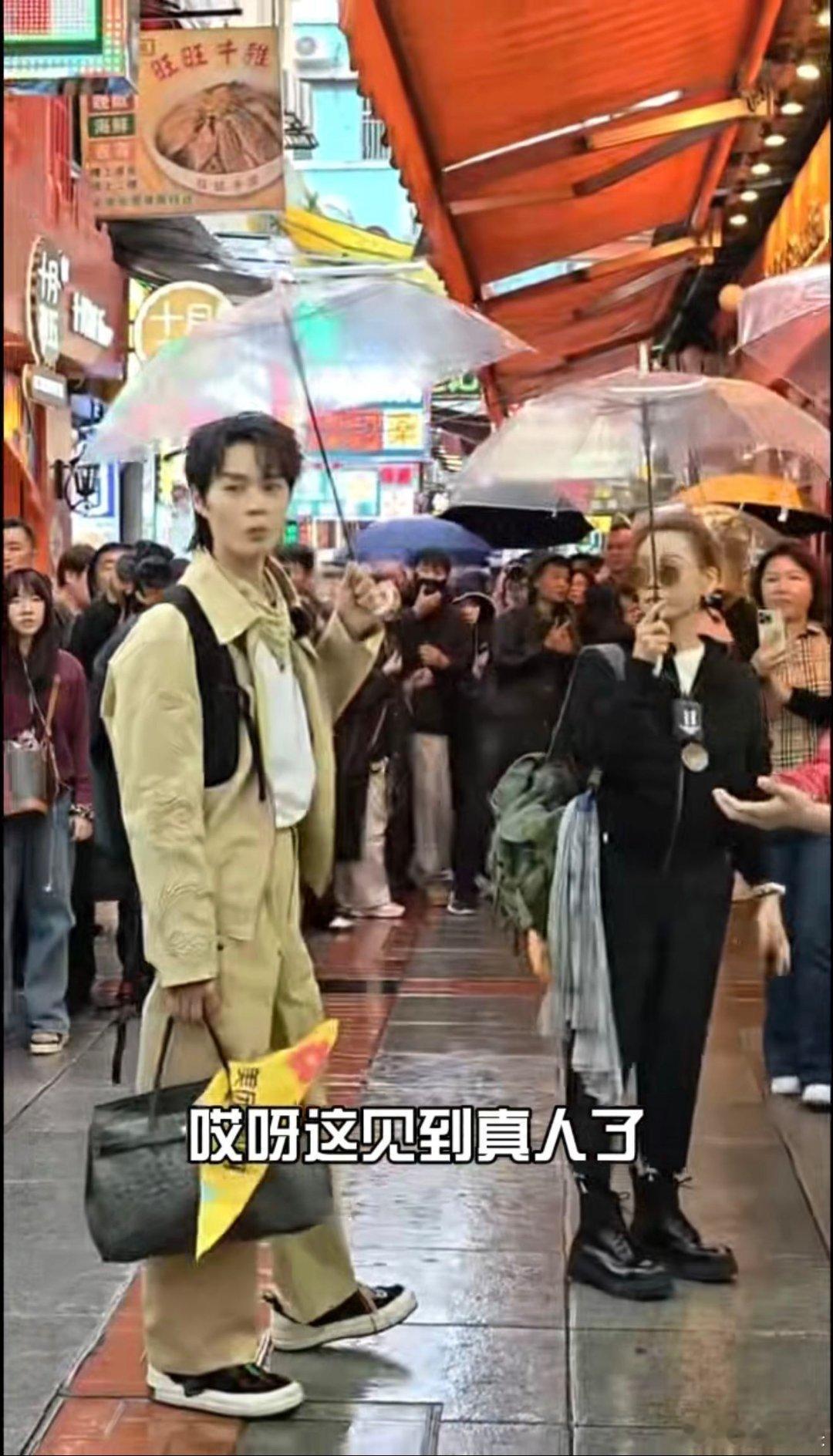 路人把邵子恒认成易烊千玺《一路繁花》路人认人笑死！姐姐们全认出，弟弟邵子恒却被当