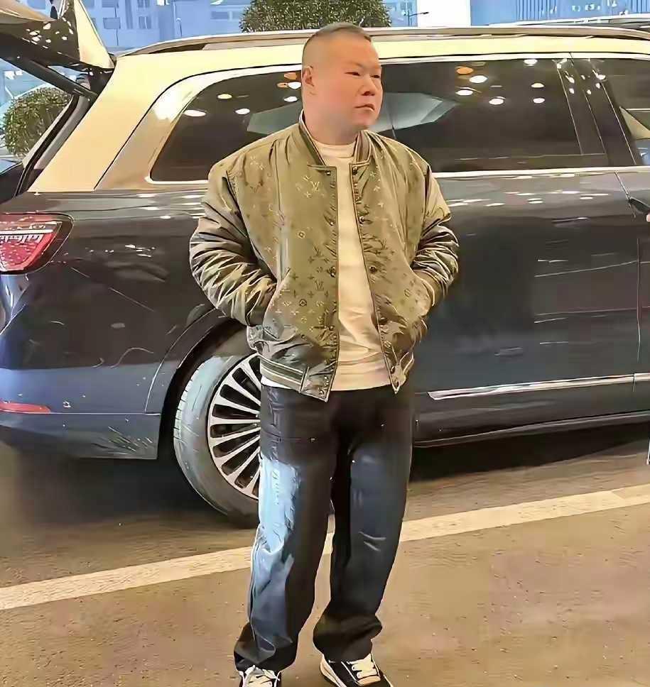 年入过亿，衣着奢华，岳云鹏没在低调！
 穿着LV夹克，价格三万多；脚上的鞋子，价