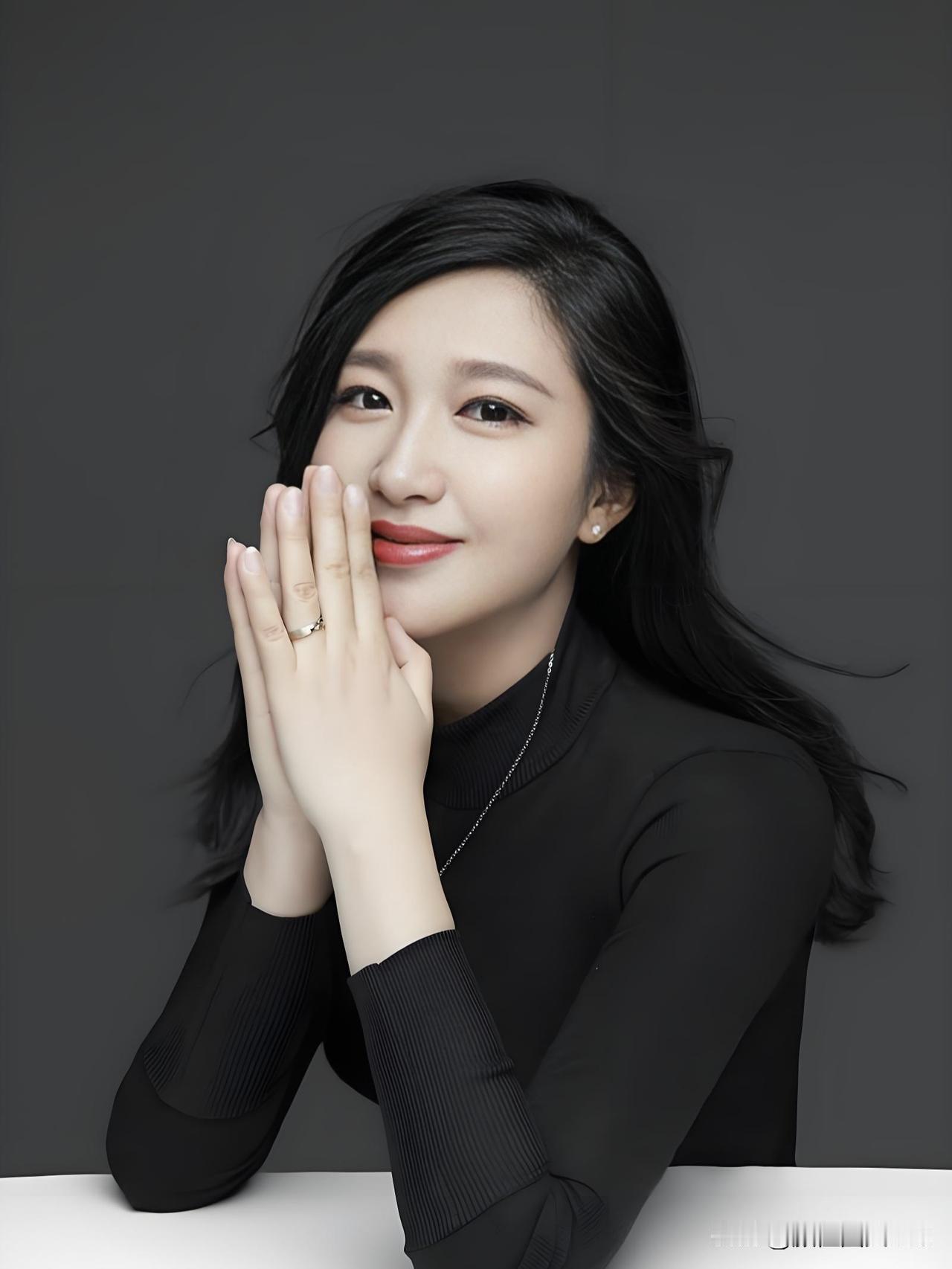 端庄大气，谈吐优雅，以沉稳专业驾驭舞台，用温柔力量传递力量，尽显央视主持人的从容