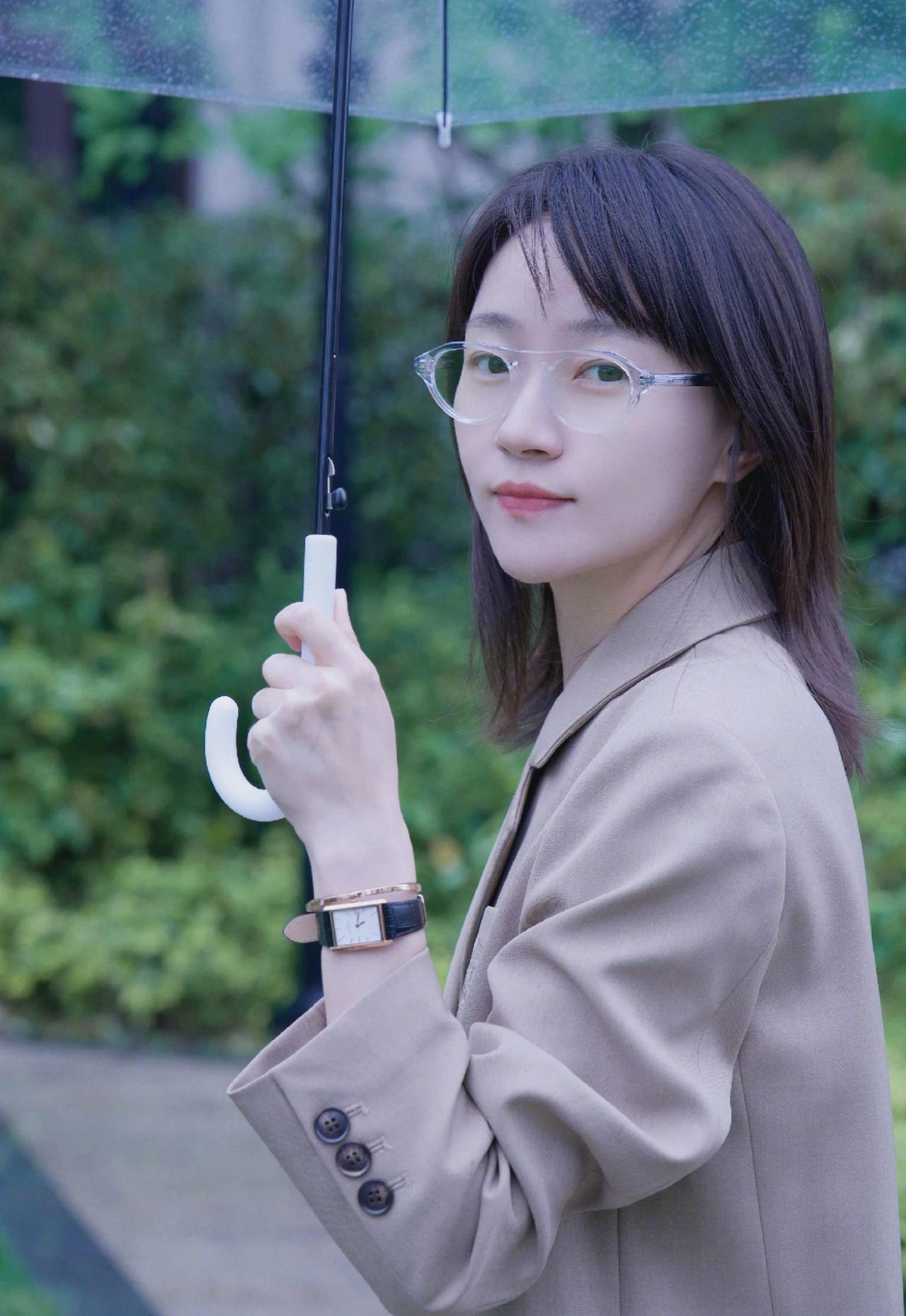 太喜欢焦俊艳这种淡颜系美女了，清纯甜美、灵动自然。笑起来眉眼弯弯，让人如沐春风。