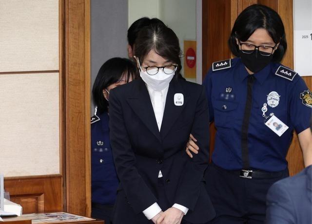 李在明给自己留后路？尹锡悦老婆获刑4年，韩媒高呼“看不懂”韩国政坛又出一个新消息