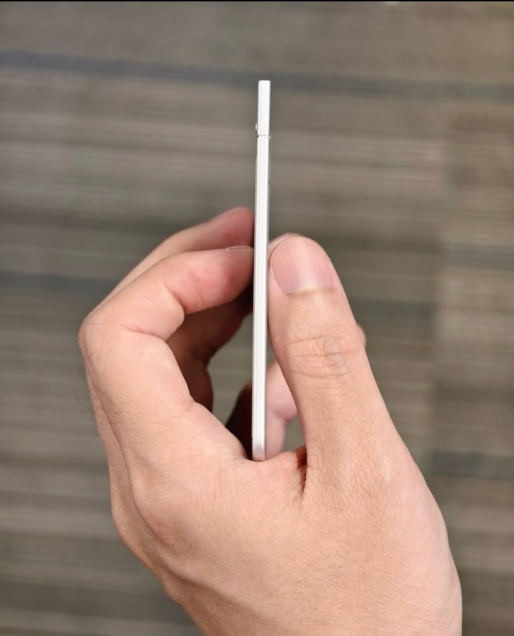 出乎意料小巧精致的一款设备我对“录音笔”的固有印象还停留在“笔”这个形态现在竟然