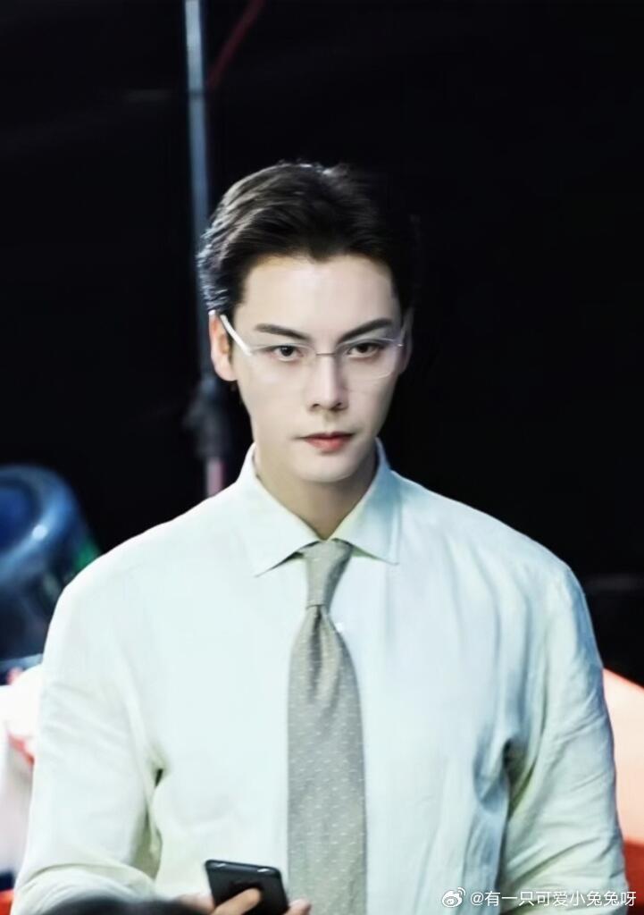 第一次见陈伟霆这么局促 解领带想聊天结果粉丝全跑了，陈伟霆在线懵圈：你们退后干嘛