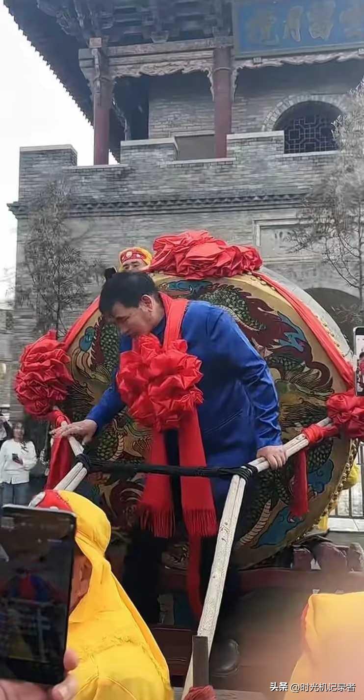 大衣哥真是星光大道最出色的草根明星，成名后一直都在有需要的城市接商单，出名不搬离