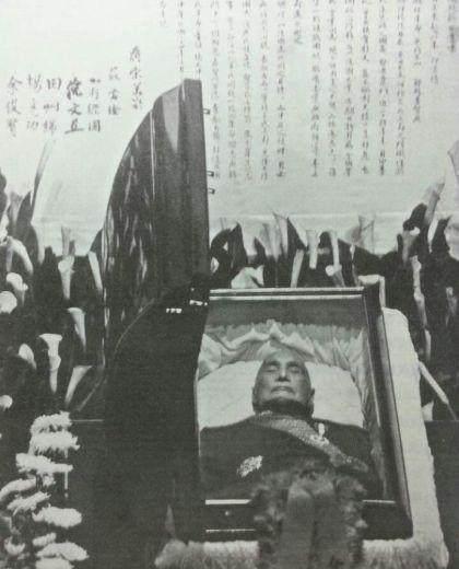 蒋介石去世时，宋美龄为了保全遗体完整，拒绝摘除内脏做永久防腐。
 
谁也想不到，