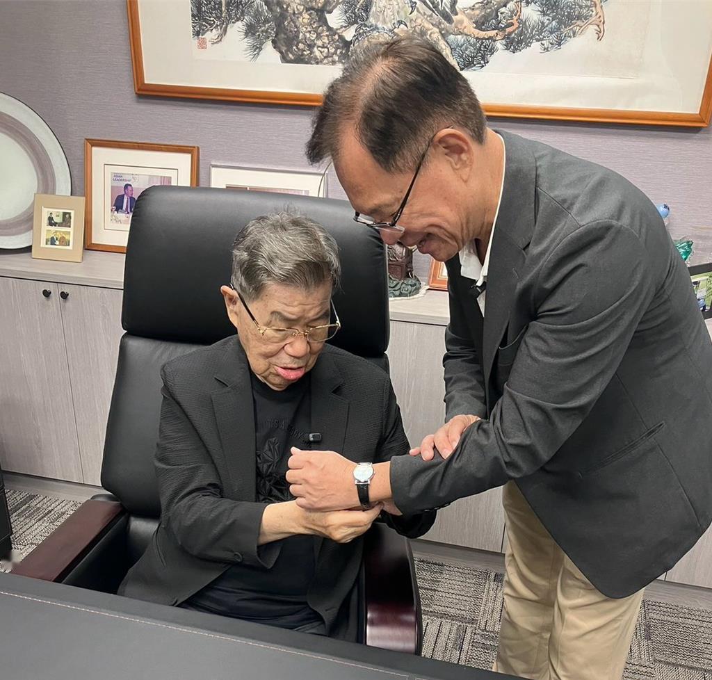 获微笑老萧力挺 张启楷接下“珍藏30年限量表” 注入胜选强心针
蓝白共推的嘉义市