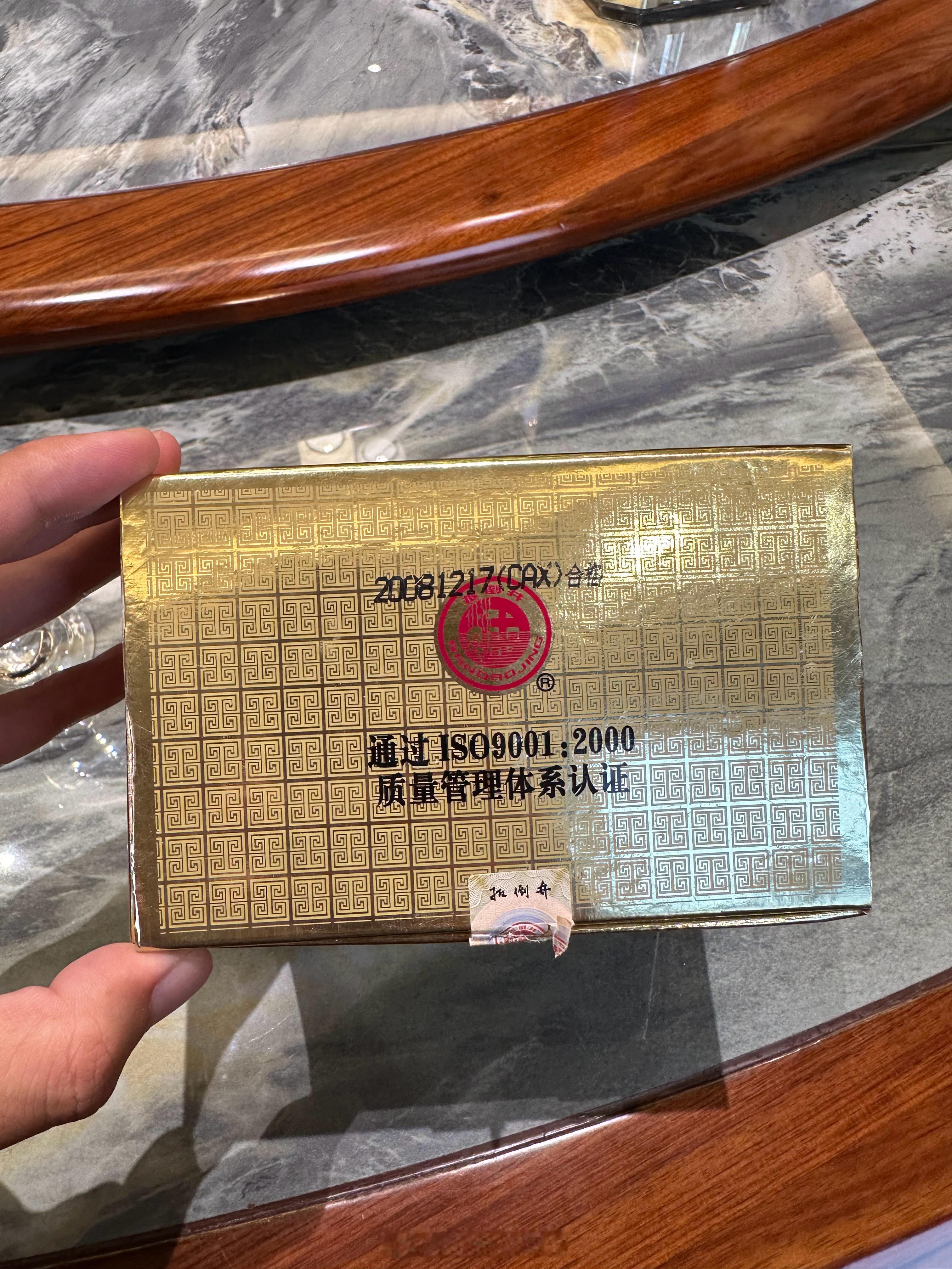 昨晚和朋友小聚，开了一瓶收藏18年的高青扳倒井“小枕头”酒。酒友都把这款扁圆枕形