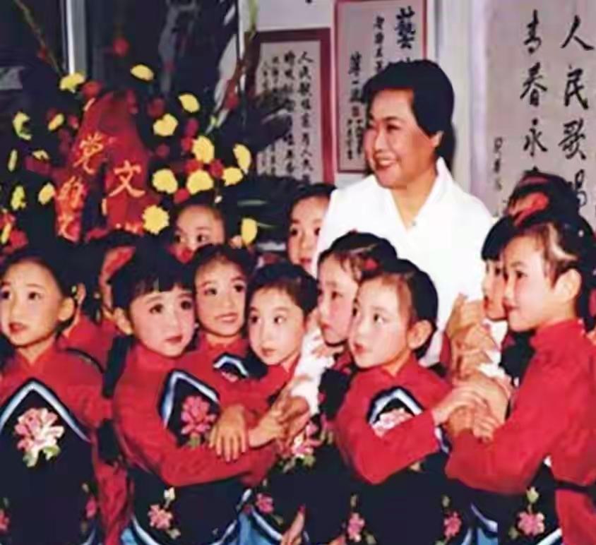 戏班里有个小师妹，实在受不了非人的折磨，想逃。
郭兰英知道这件事之后，做了一个决