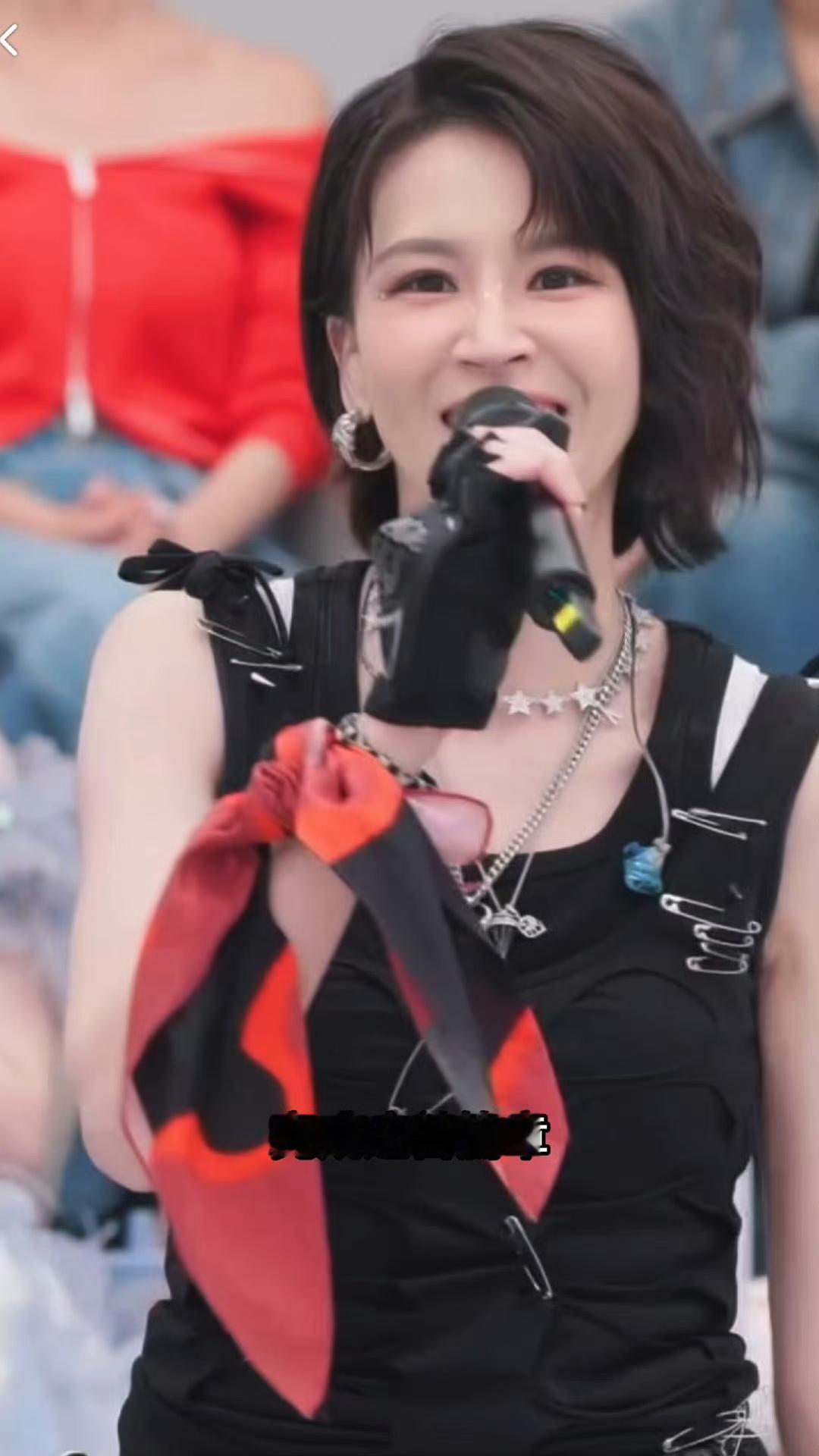 曾沛慈好帅曾沛慈浪姐二公《篇章》造型好帅啊 