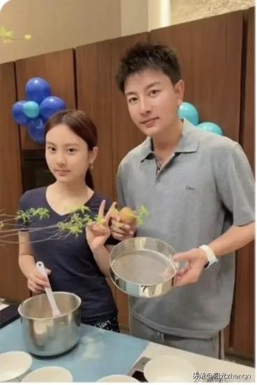 贾乃亮的女儿大名叫贾云馨，大家都喜欢叫她甜馨。

这张父女俩一起做蛋糕的照片，真