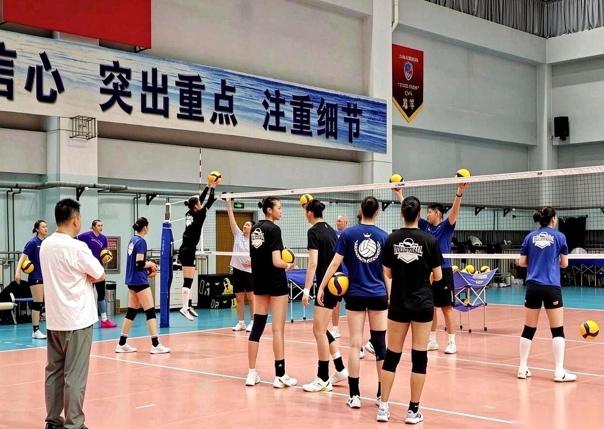 上海女排备战新赛季的外援阵容目前只到了一半，俄罗斯主攻沃隆科娃已经随队合练，而此