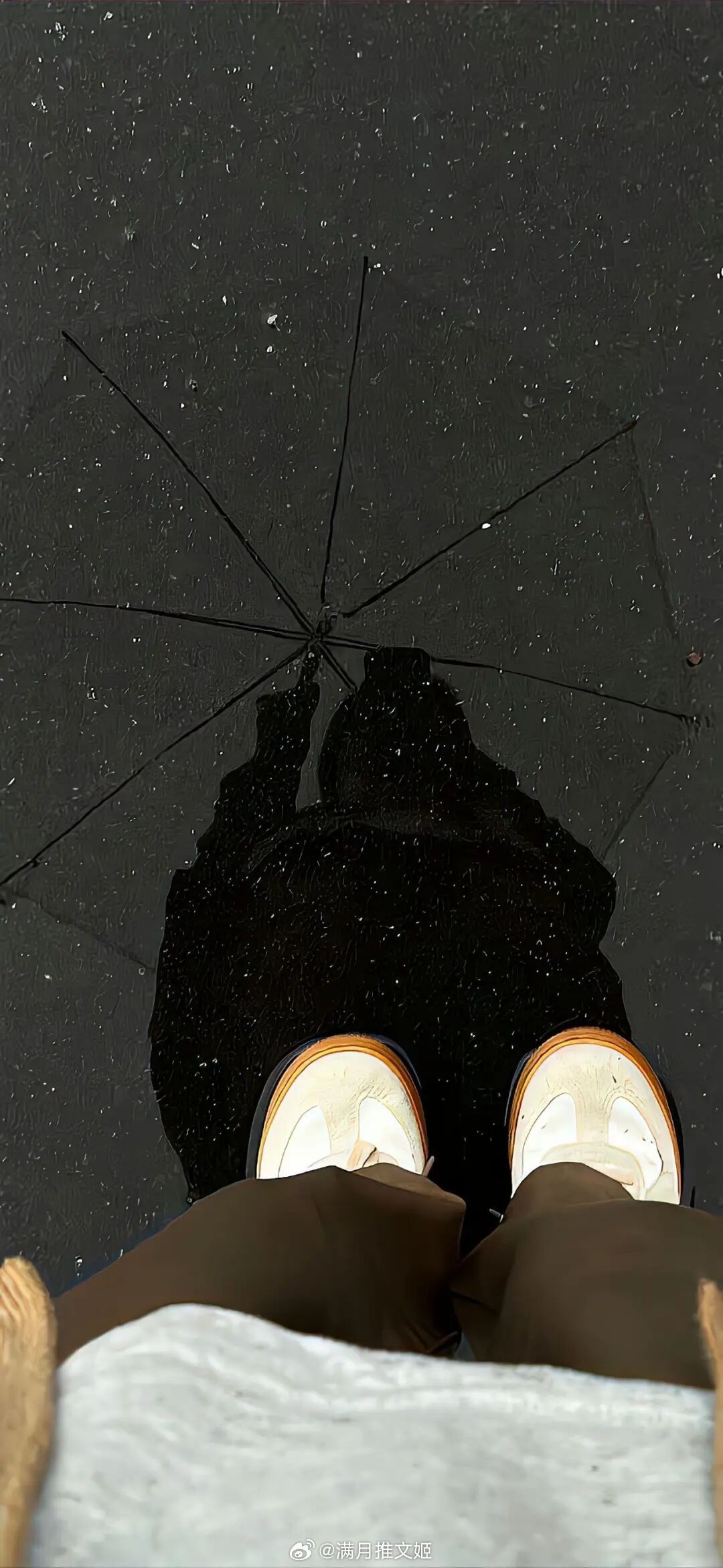 “她在人山人海中将隐晦爱意深藏，在心里向他道了一句新年快乐，只盼他岁岁年年，万事