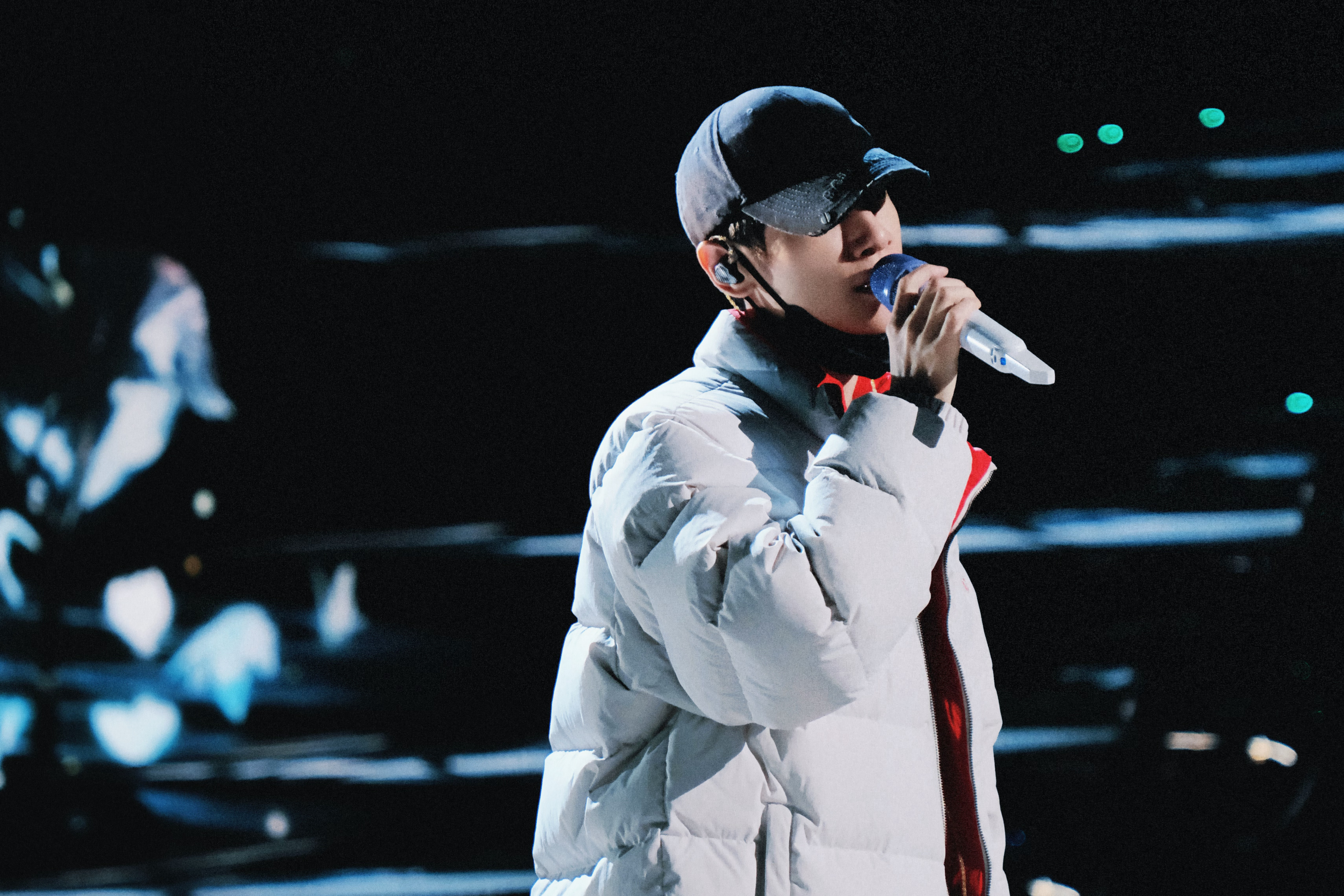 罗云熙跨年彩排照罗云熙跨年彩排 工作室分享罗云熙跨年彩排照，惊喜感拉满一整个期待