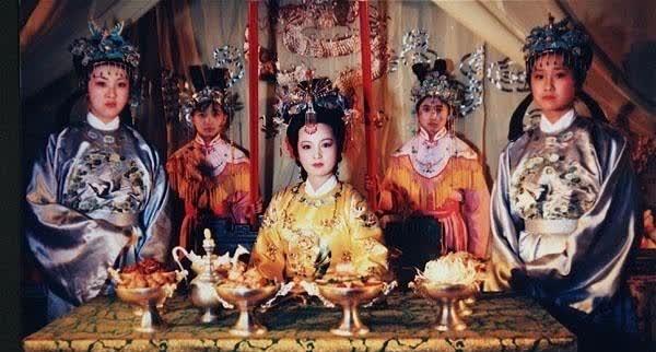 细说《红楼梦》贾元春死亡之谜：她的离去，藏着贾府的兴衰
 
说起《红楼梦》里的贾