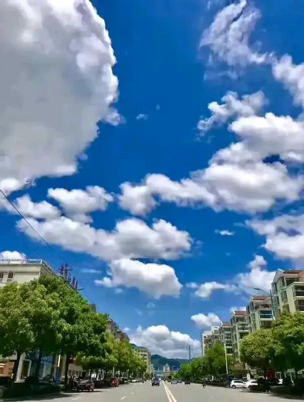 清澈的蓝天白云，如诗如画。太治愈人心了……[赞][玫瑰][彩虹]
