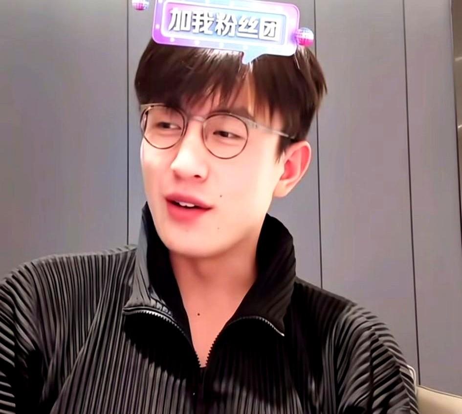 刘萧旭昨晚直播，那眼袋都快掉下巴了。

居家服、乱糟糟的头发，整个人肉眼可见的疲