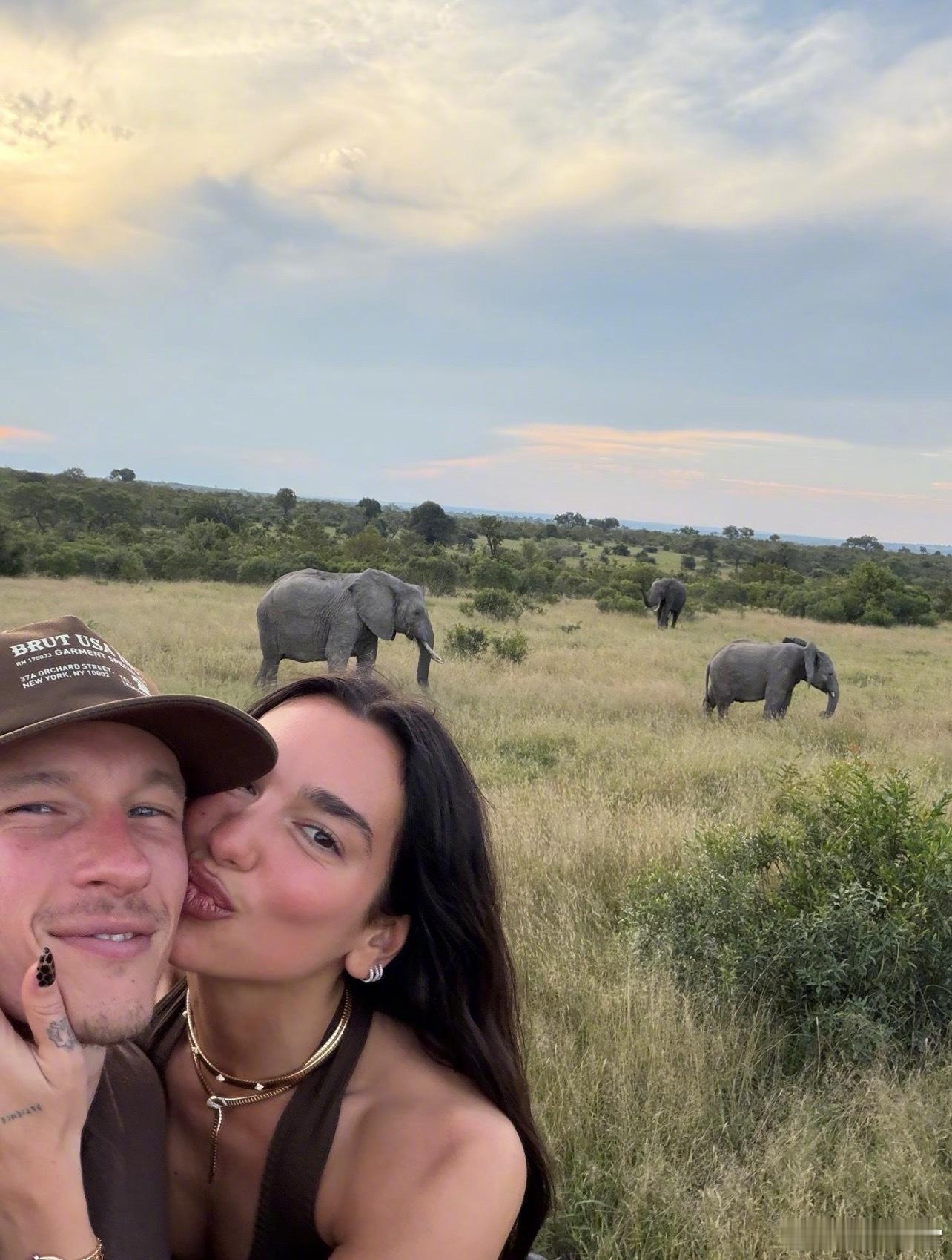 外媒报道，啪姐Dua Lipa和卡哥Callum Turner将于9月5日-7日