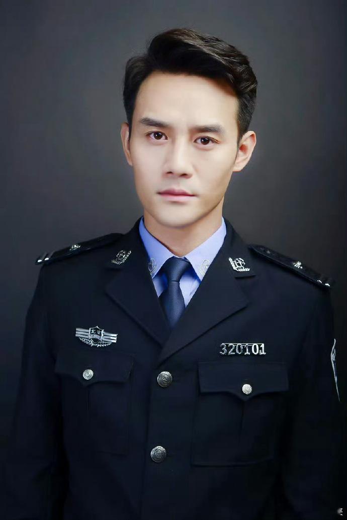 王凯烫个头爷奶不认识了电视剧交锋 以前看王凯演古装是温润如玉，演现代是精英干练，