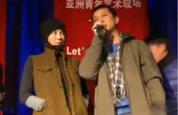 一开始，王菲和李亚鹏爱的可谓是如火如荼的，后面肉眼可见的王菲越来越不耐烦了，望向