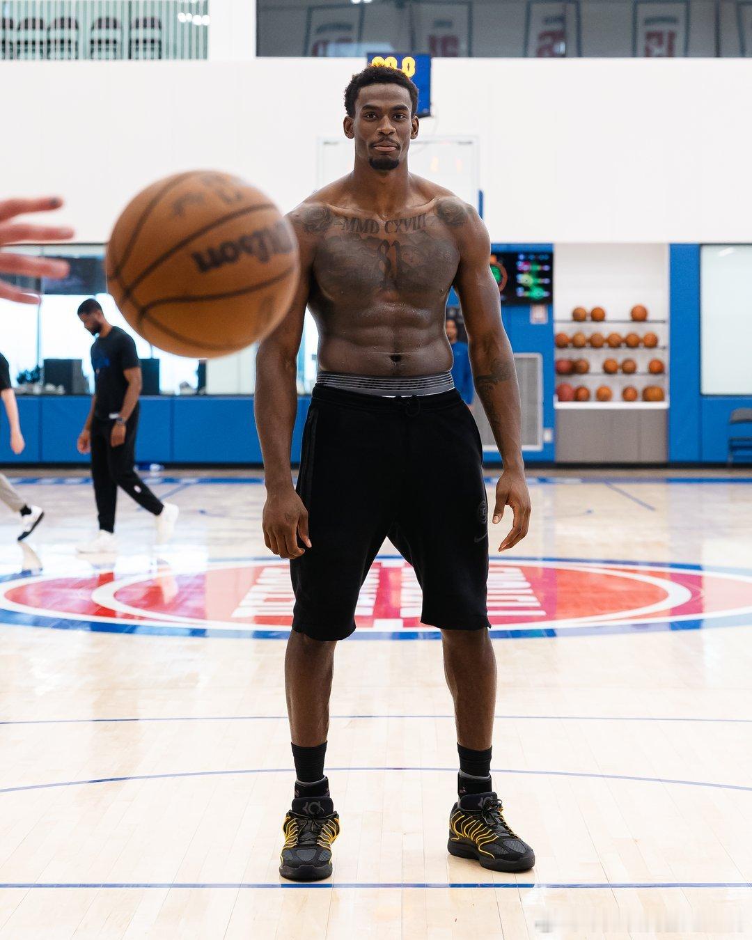 NBA[超话]  杜伦训练照，这身材 ​​​