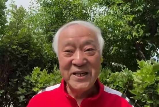 这位大爷在微笑呢。牛大叔今年多大啊？多年不见都老了，红光满面气色很好👌🏻，他