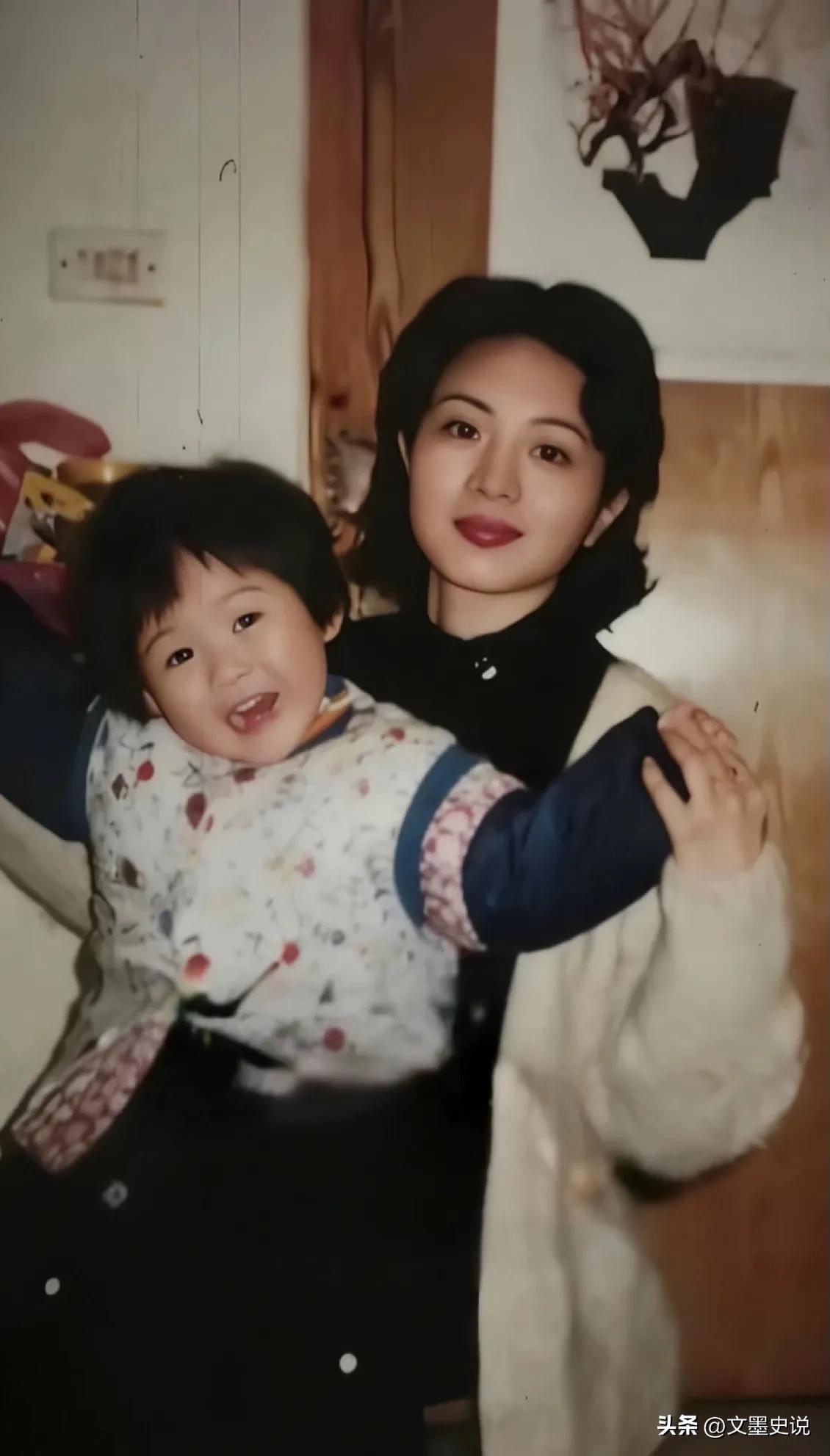 1998，上海弄堂里的二十五岁与三岁
 
1998年的上海，梧桐叶滤着暖黄的日光