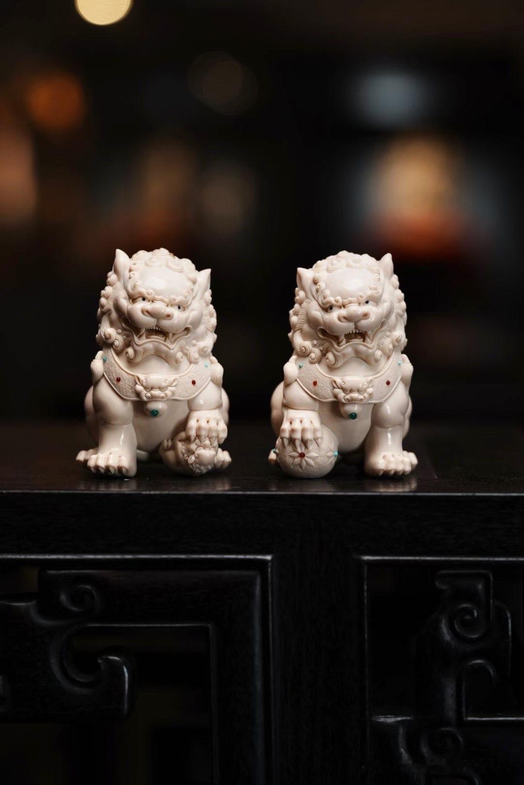 威风，不一定来自张扬。

这一对中华狮，静静蹲踞，却自有一种不怒自威的气场。猛犸