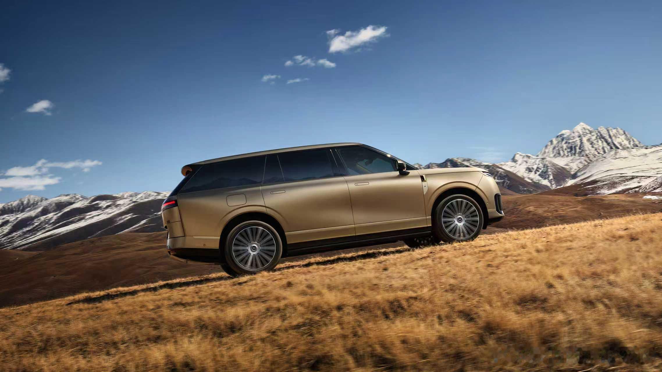 其实我想补充一件事。GX第一次亮相，是一张AI的、在非洲的海报。后来又出了涉水的