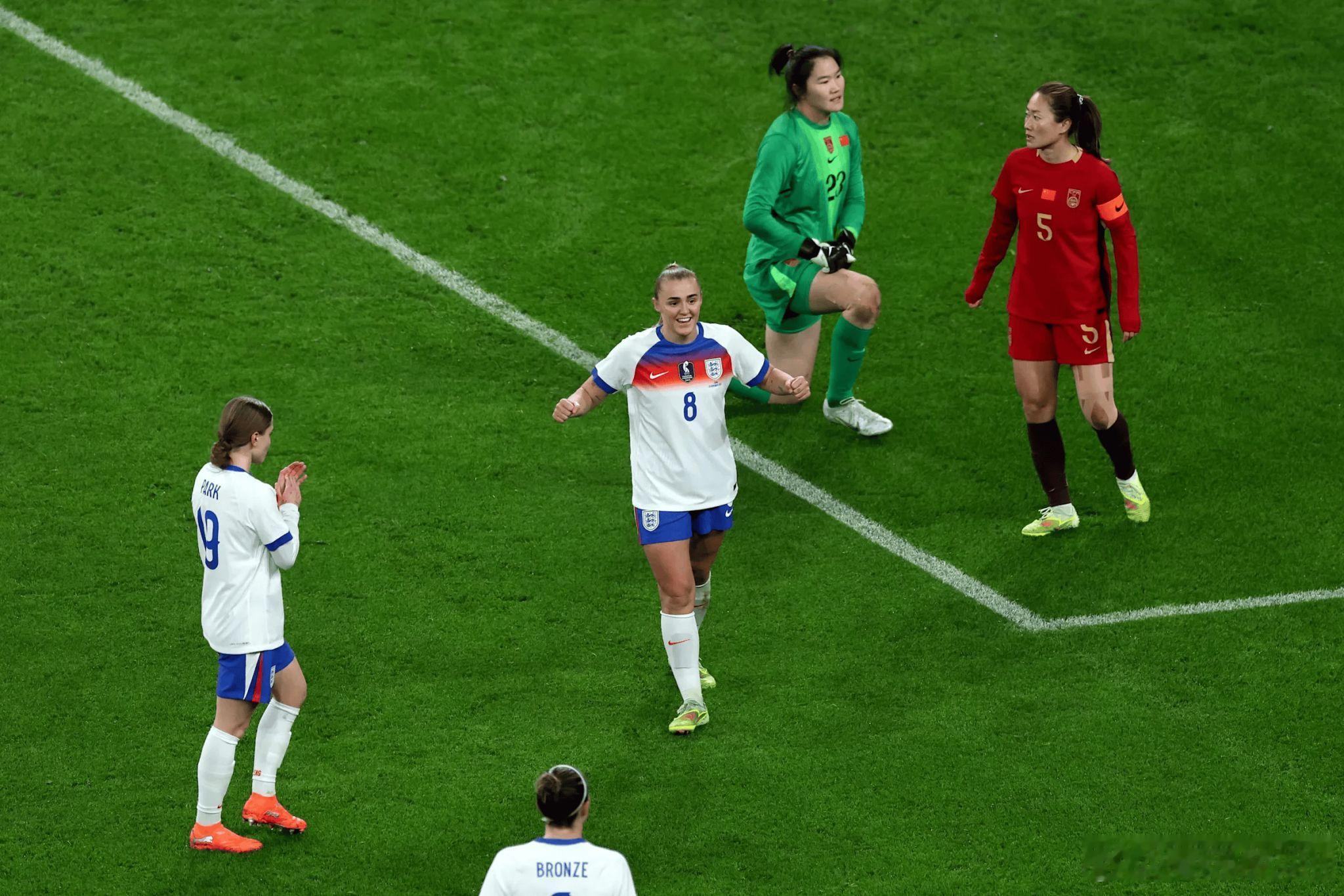 今日，《东方体育日报》发表了著名记者马德兴的专栏，在专栏中，马德兴也谈到了中国女