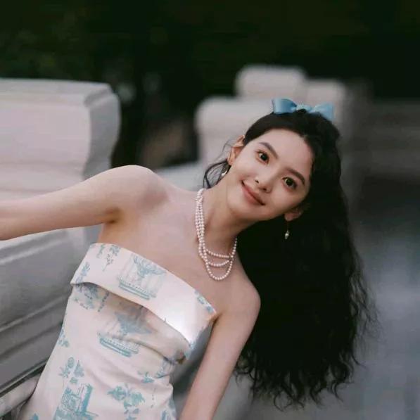 优雅的蓝宝石耳环，搭配精致的珍珠项链，打造出浪漫的夏日风情。紫色珍珠耳环 蓝宝石