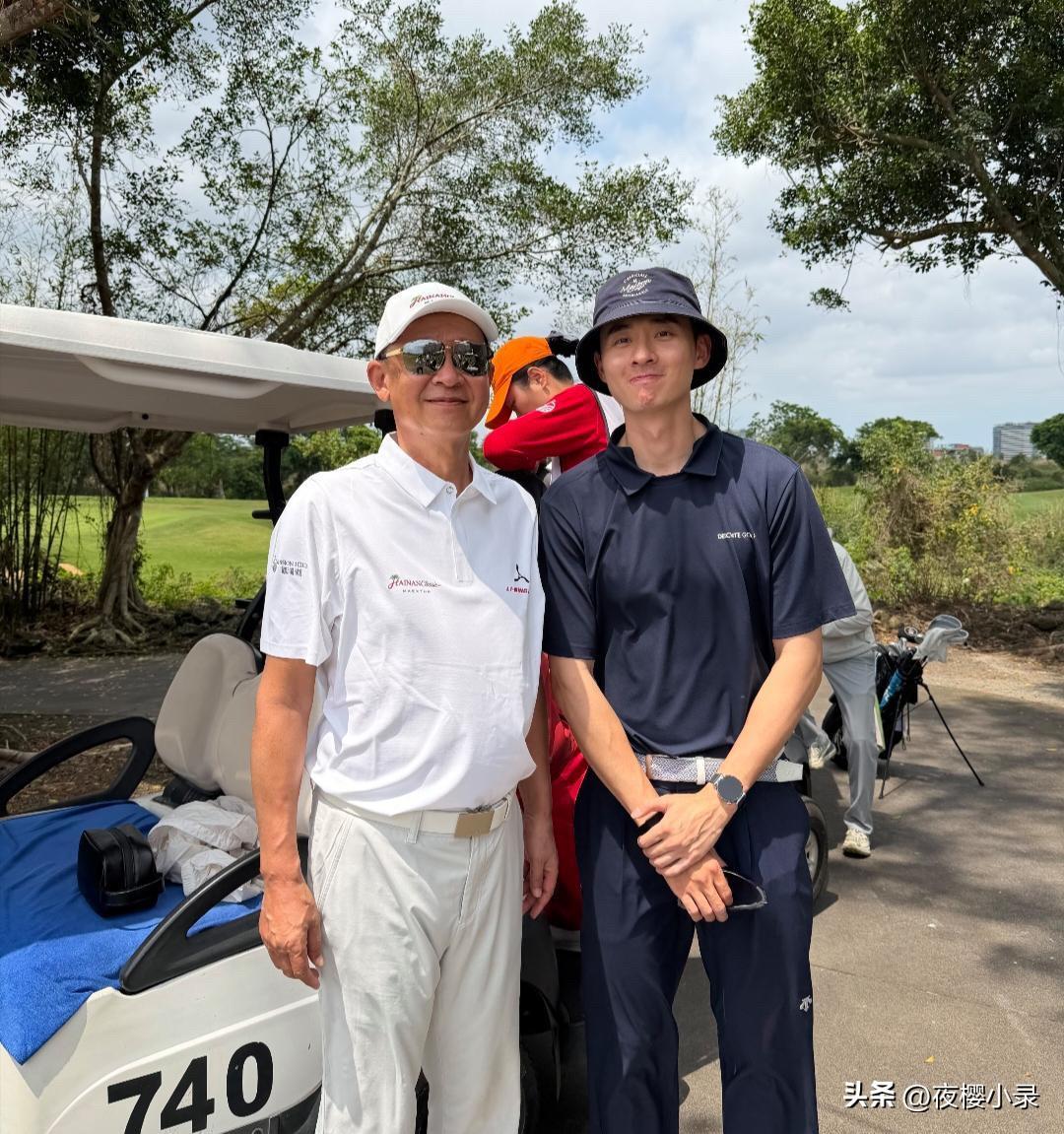 60岁王志文在海南打高尔夫球被偶遇，他看起来苍老了好多，额前头发稀疏，但穿上球服