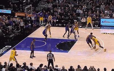 每日一问：詹姆斯这个球到底要没有走步，是标准的012，还是走步球呢？

1月13